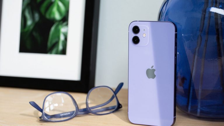 iPhone 12 Das iPhone 12 liegt auf einem Tisch.