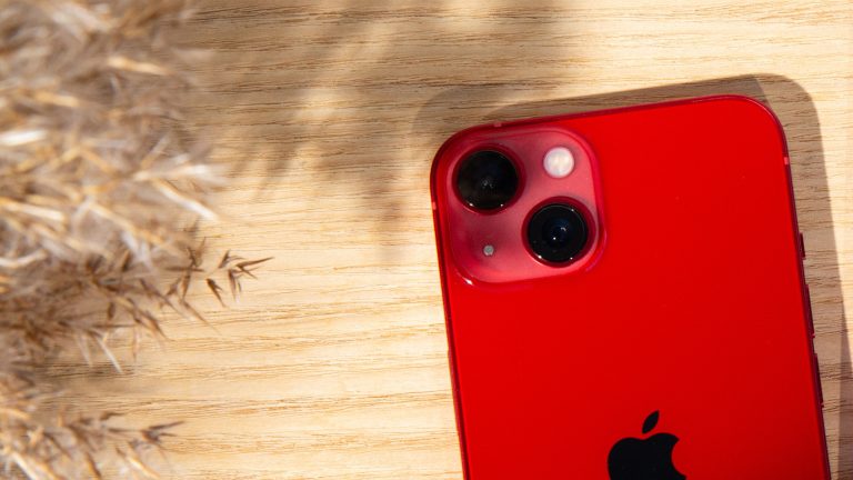iPhone 13 Nahaufnahme der Rückseite eines iPhone 13.