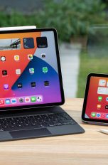 Eine iPad Pro steht aufgeklappt auf einem Magic Keyboard neben einem iPad mini.