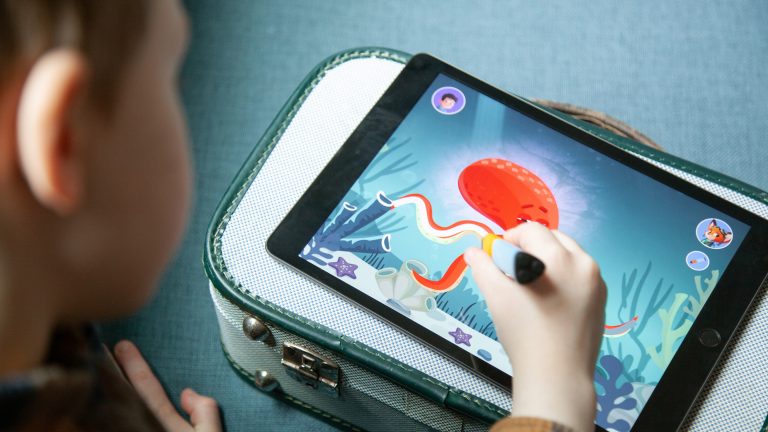 Apple iPad Ein Kind zeichnet mit einem Edurino-Stift auf einem iPad.