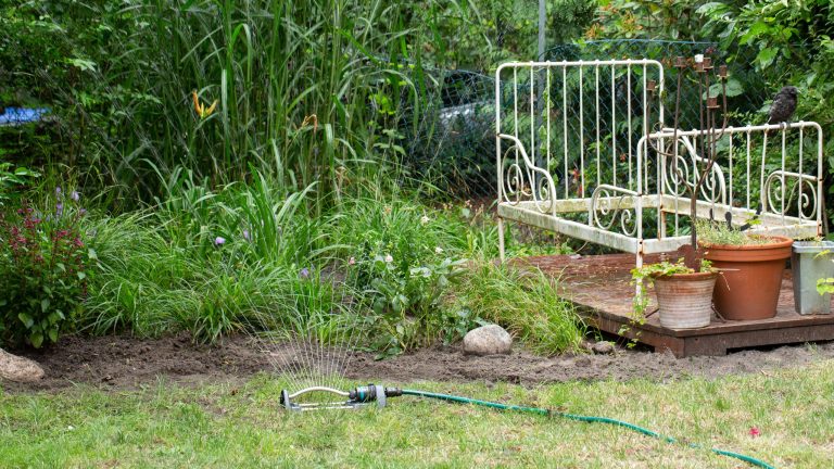 Gardena smart Water Control Ein Viereckregner steht zur Bewässerung vor einem Beet.