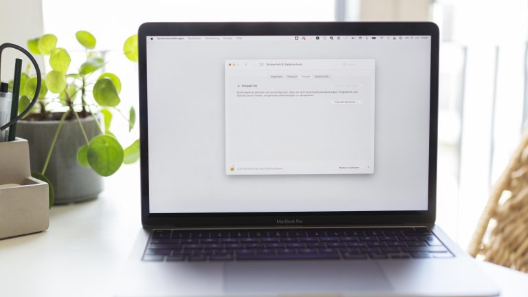 MacBook Firewall Blick auf ein MacBook, das auf einem Schreibtisch steht.
