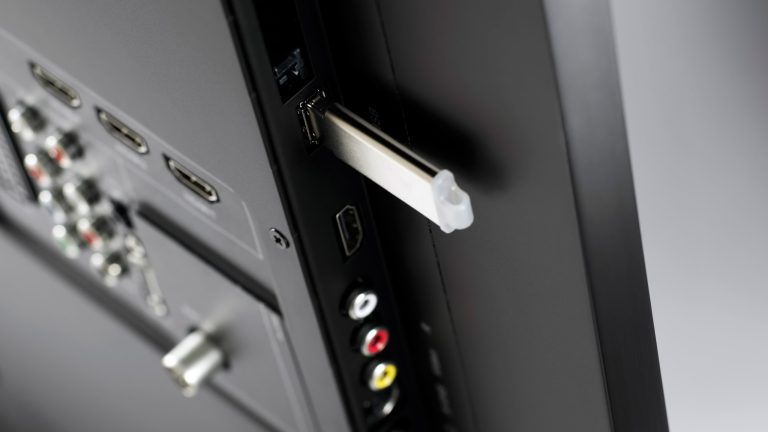Fernseher USB Recording Ein USB-Stick steckt in einem USB-Port an einem Fernseher.