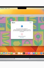 Auf einem aufgeklappten MacBook wird der Hinweis zur Anmeldung via Passkey angezeigt.