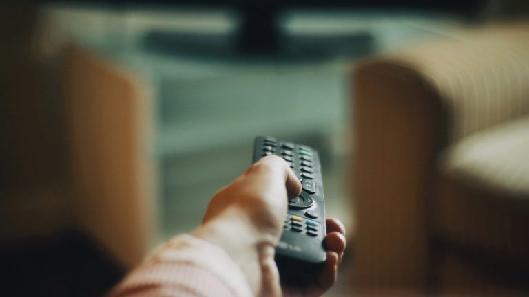 Fernseher reagiert nicht auf Fernbedienung Nahaufnahme einer Hand, die eine Fernbedienung in der Hand hält.