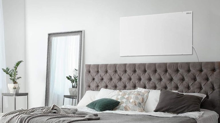 Infrarotheizung Kosten Eine Infrarotheizung hängt über einem Boxspringbett an der Wand.
