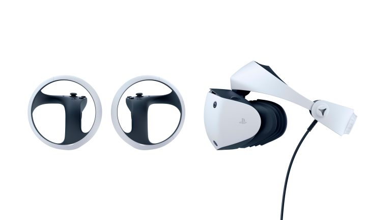 PS VR2 Produktfoto der PSVR 2, daneben sind die VR Sense-Controller abgebildet.