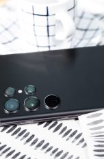 Ein Samsung S22 Ultra liegt mit dem Display nach unten auf einer Tischdecke.