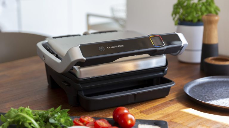 Ein Tefal Optigrill Elite steht auf einem Tisch neben diversen Zutaten.