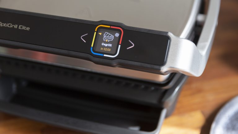 Tefal Optigrill Elite Das Display eines Tefal Optigrill Elite zeigt die verbleibenden Restminuten eines Gerichts an, das gerade im Grill gart.