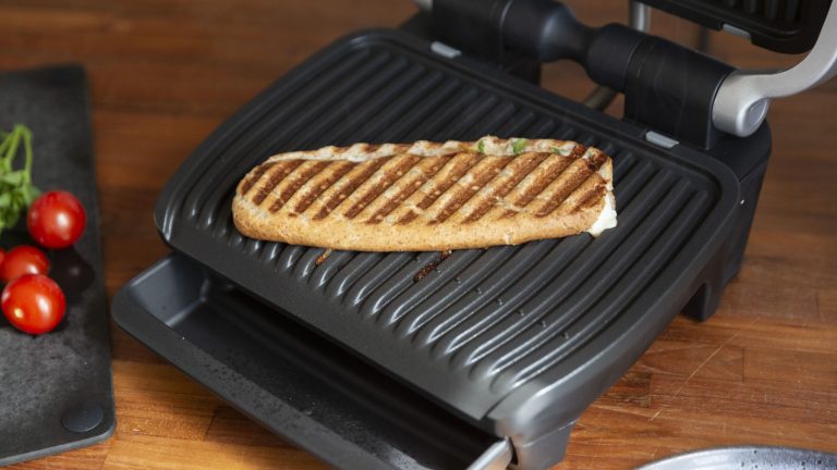 Tefal Optigrill Elite Ein kross gegrilltes Panini liegt in einem geöffneten Tefal Optigrill.