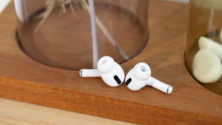 Airpods orten Zwei AirPods Pro liegen nebeneinander auf einer hölzernen Oberfläche.