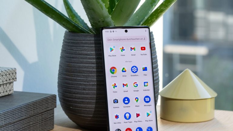 Android Speicher voll Eine Google Pixel 6a lehnt an einer Vase. Auf dem Display ist der App-Drawer geöffnet.