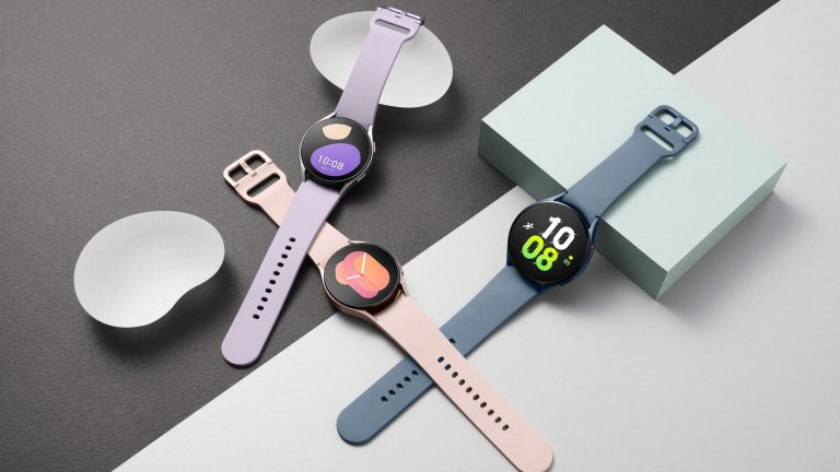 Drei Exemplare der Samsung Galaxy Watch 5 liegen auf einem Tisch.