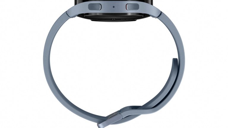 Samsung Galaxy Watch 5 Eine Galaxy Watch 5 mit blau-schwarzem Gehäuse und blauem Armband.