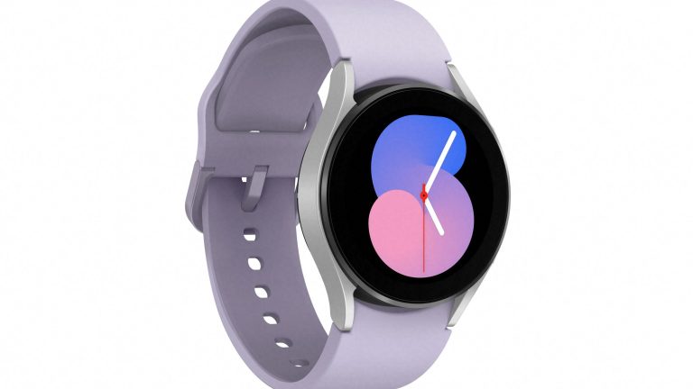 Samsung Galaxy Watch 5 Eine Galaxy Watch 5 mit einem Gehäuse in Silber und einem Armband in Lila.
