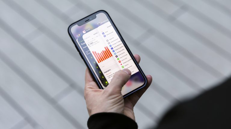 iPhone Gesten Eine Person hält ein iPhone 12 in der Hand. Darauf ist der sogenannte App-Umschalter zu sehen, der alle geöffneten Apps anzeigt.