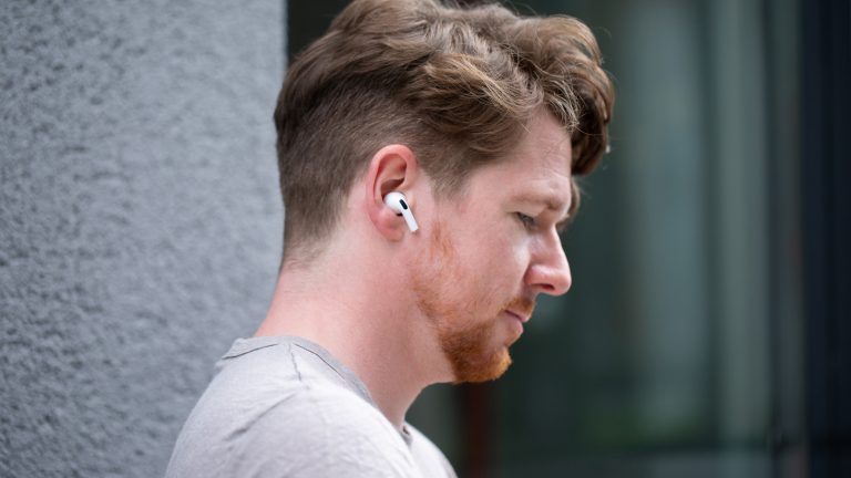 AirPods Pro Eine Person im Profil hat einen AirPod-Pro-Kopfhörer im rechten Ohr stecken.