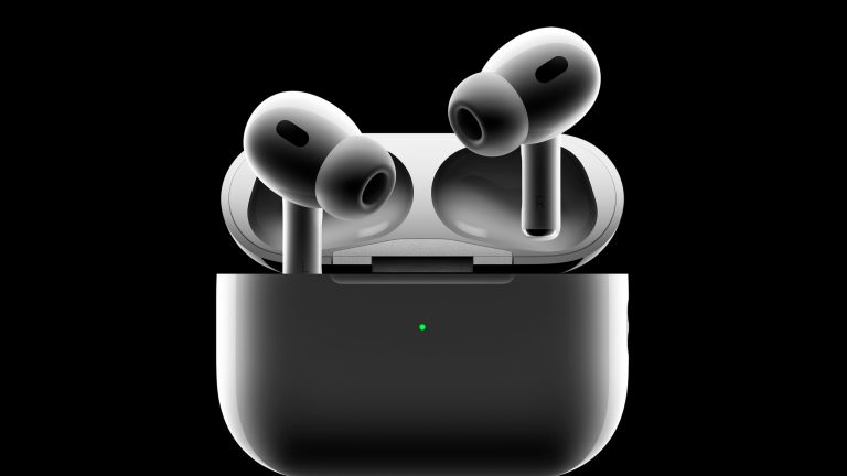 Die neuen AirPods Pro präsentieren sich hier vor einem schwarzen Hintergrund. Der rechte Kopfhörer steckt im Ladecase, während der linke etwas darüber schwebt.