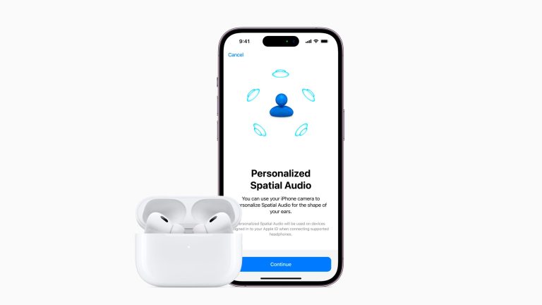 Apple AirPods Pro Ein geöffnetes Ladecase der neuen AirPods Pro steht neben einem iPhone 14 Pro, auf dem der Einrichtungsbildschirm zum personalisierten 3D Audio zu sehen ist.