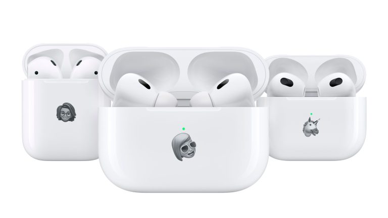 Apple AirPods Pro Drei AirPods-Modelle stehen in geöffneten Ladecases nebeneinander. Die Vorderseite der Ladecases ist jeweils mit einem Emoji graviert.