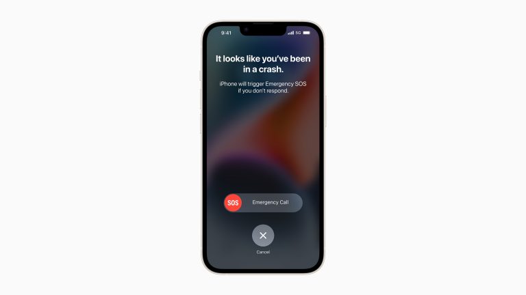 Apple iPhone 14 und 14 Plus Ein iPhone 14 Pro von vorne, auf dem gerade die neue Unfallerkennung zu sehen ist.