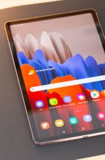 Ein Galaxy Tab S8 liegt auf einer Matte neben Notizblöcken.