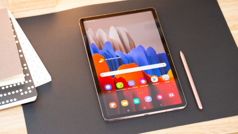 Ein Galaxy Tab S8 liegt auf einer Matte neben Notizblöcken.