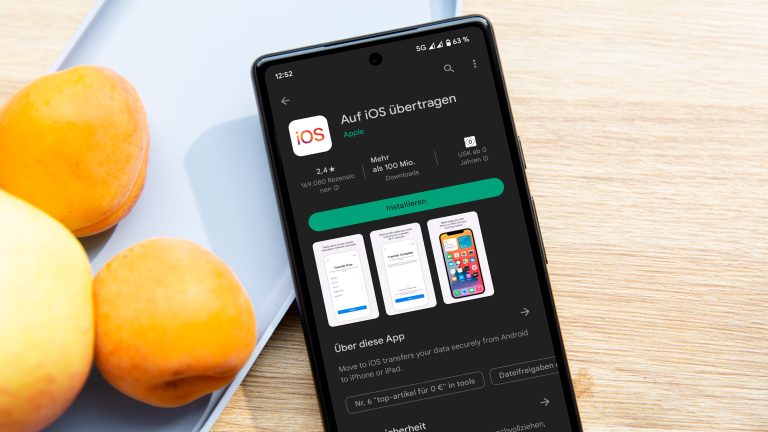 Android Wechsel iPhone Auf einem Smartphone ist im App Store die Anwendung „Auf iOS übertragen“ geöffnet worden. Auf einem Button steht „Installieren“.