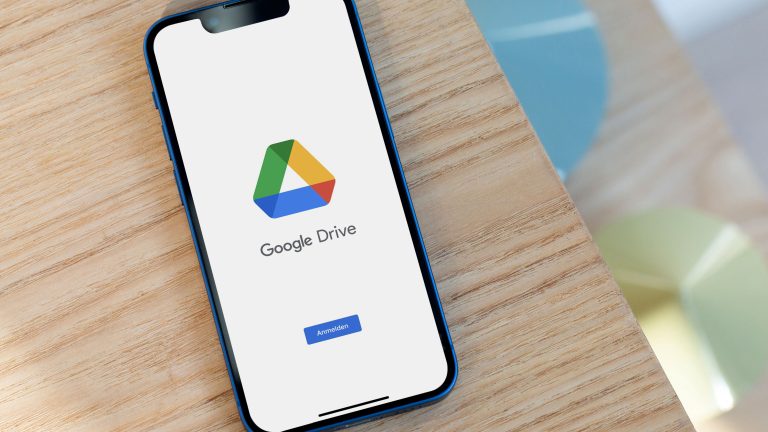 Android Wechsel iPhone Ein Smartphone liegt auf einem Holztisch. Auf diesem ist die Anmeldeseite des Filehosting-Dienstes Google Drive zu sehen.