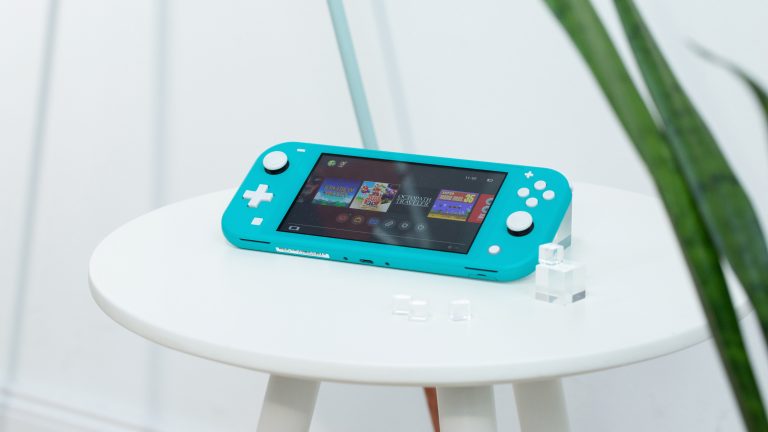 Nintendo Switch lite Eine blaue Nintendo Switch Lite liegt auf einem Tisch.