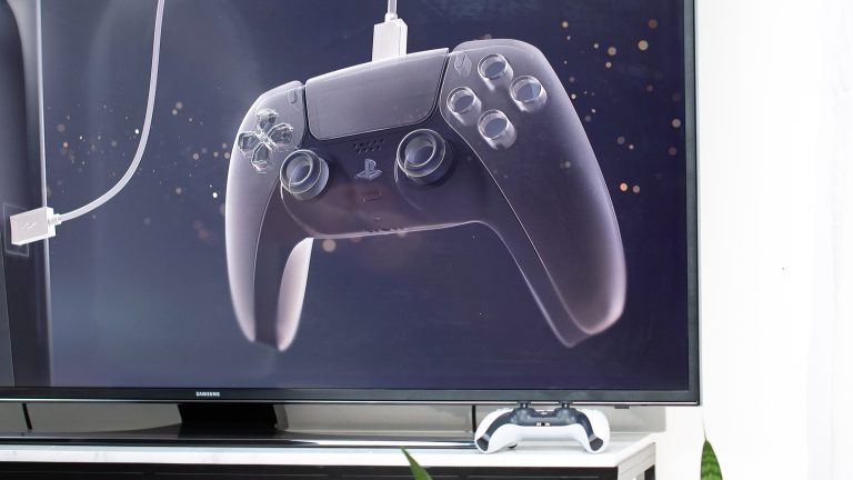 Der DualSense-Controller vor einen Fernseher.