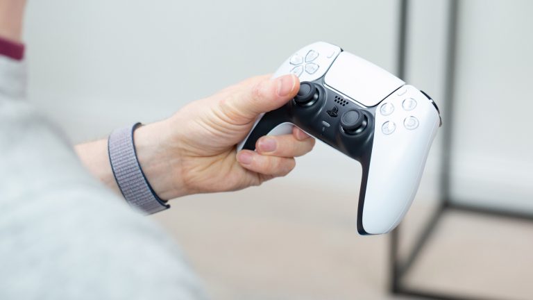 Playstation 5 Dual Sense Eine Person hält den neuen DualSense-Controller in der Hand.