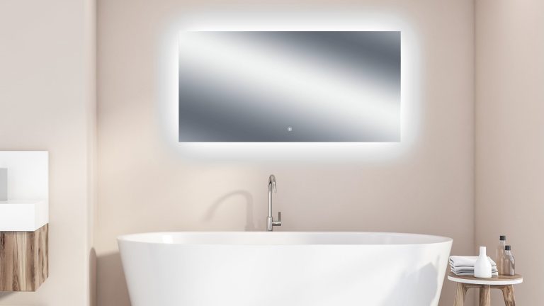 Infrarotheizung Bringer Über einer Badewanne in einem Badezimmer ist eine Infrarotheizung mit Spiegeloberfläche montiert.