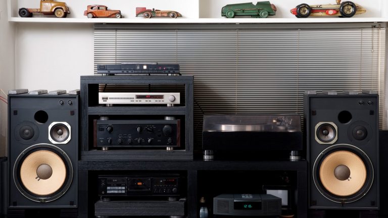 Subwoofer anschließen Eine komplette Stereoanlage mit Boxen, Receiver, Verstärker und mehr.