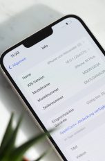 Blick auf ein iPhone, auf dem die Seriennummer zu sehen ist.