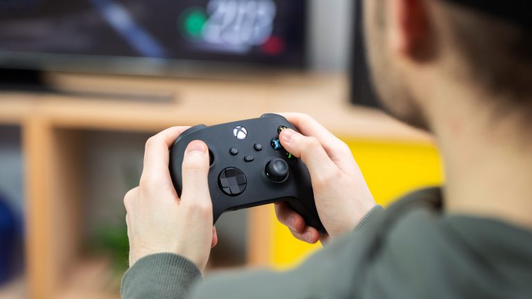 Microsoft Xbox Controller Eine Person hält einen Xbox Wireless Controller in der Hand.
