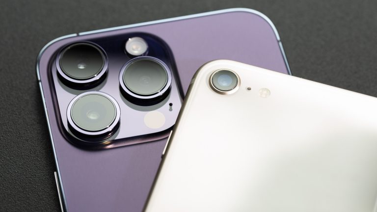 Detailansicht der beiden Kamera-Systeme des iPhone SE und des iPhone 14 Pro Max. iPhone 14 Pro Max vs. iPhone SE