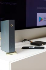 Eine Vodafone Station steht vor einem Fernseher, an den eine Streaming-Box angeschlossen ist.