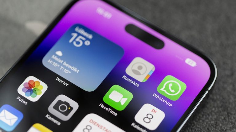 Nahaufnahme eines iPhone 14 Pro, auf dem die WhatsApp-App auf dem Homebildschirm zu sehen ist.