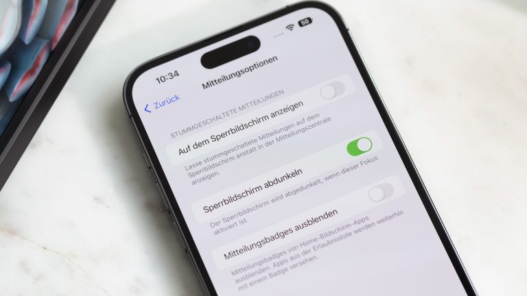 Auf einem iPhone 14 Pro Max sind die Mitteilungsoptionen zu sehen, über die sich das Always-On-Display noch dunkler regulieren lässt. iPhone 14 Pro Max Always On Display