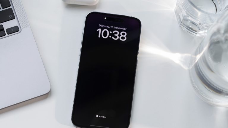Ein komplett schwarzes Always-On-Display auf dem iPhone 14 Pro Max, auf dem lediglich Uhrzeit und Datum zu erkennen sind. iPhone 14 Pro Max Always On Display