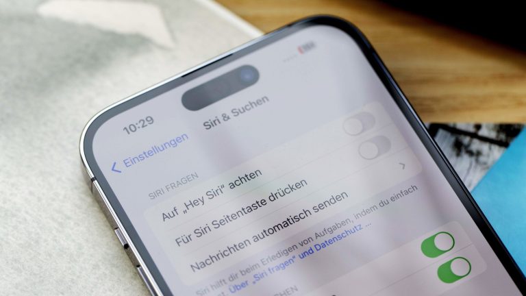 Ein iPhone in Nahansicht. Zu erkennen sind die Einstellungen zu Siri. Ein iPhone in Nahansicht. Zu erkennen sind die Einstellungen zu Siri.