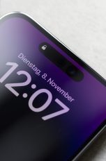 Nahaufnahme der Dynamic Island bei einem iPhone 14 Pro.