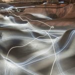 In einem Skatepark ist ein mit Langzeitbelichtung aufgenommener Licht-Verlauf zu sehen.