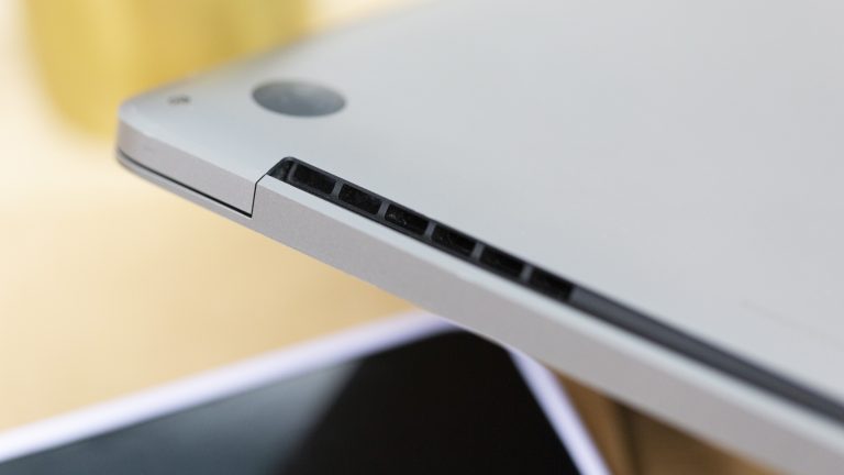 Blick auf einen Lüftungsschlitz bei einem MacBook.