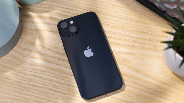 Ein iPhone liegt mit der Rückseite nach oben auf einem Tisch.
