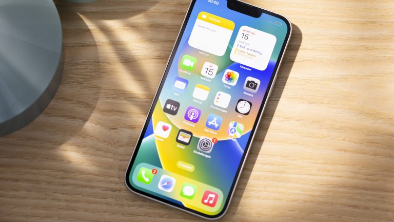 Ein iPhone 14 Plus liegt auf einem Tisch.