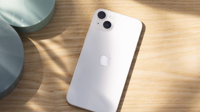 Ein iPhone 14 Plus liegt mit der Rückseite nach oben auf einem Tisch.