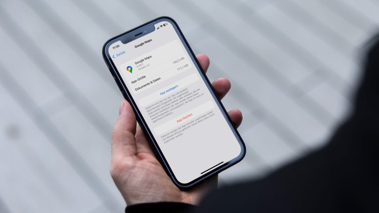 Cache leeren am iPhone: So steigerst du die Performance Eine Person hält ein iPhone in der Hand. Auf dessen Bildschirm ist die Detailansicht einer App im iPhone-Speicher zu sehen.